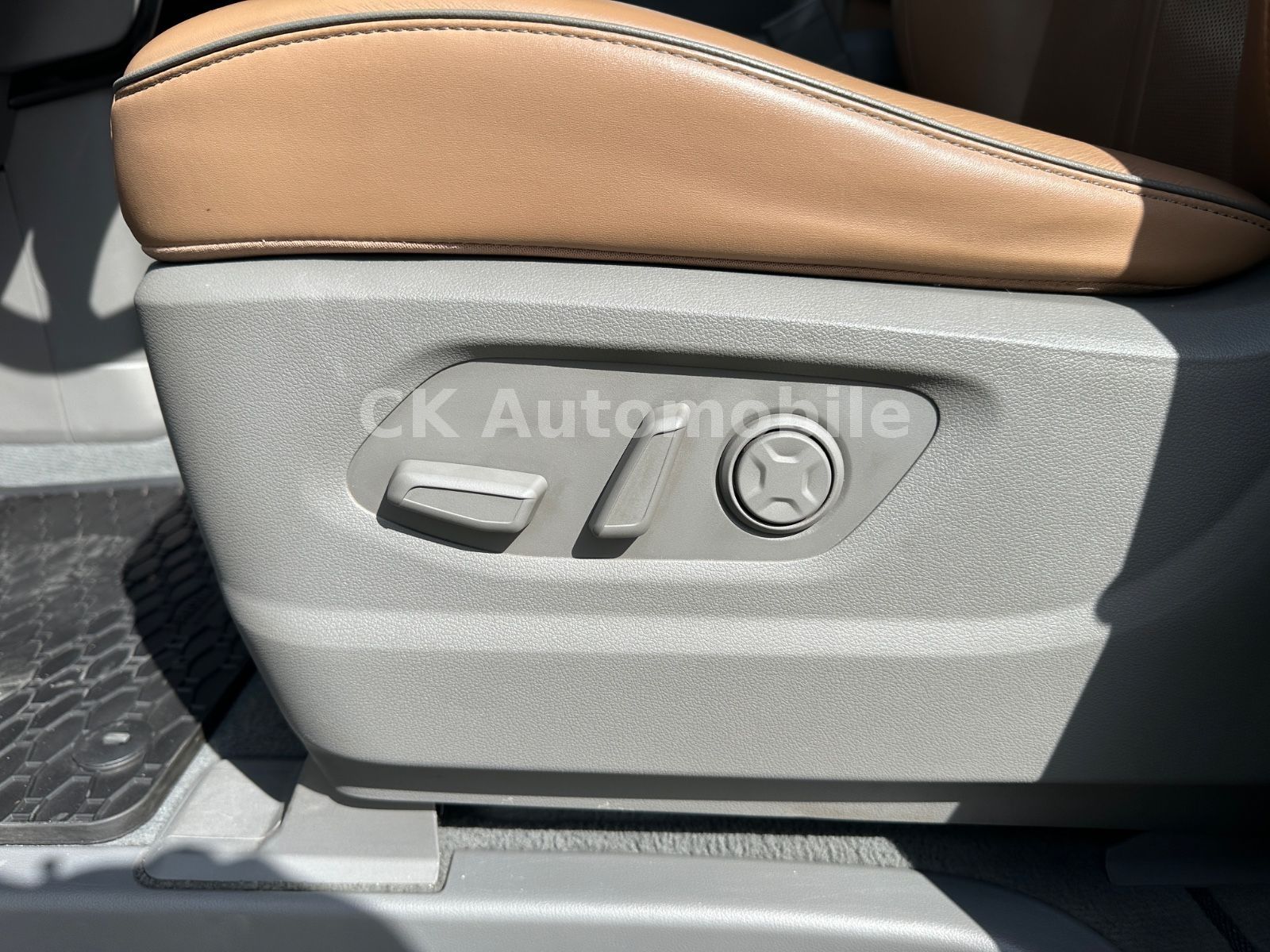 Fahrzeugabbildung Hyundai Staria Premium Signature 4WD/7Sitze/Navi/ACC/AHK