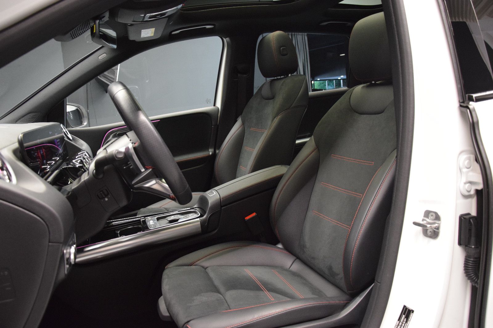 Fahrzeugabbildung Mercedes-Benz B 250 4Matic AMG Pano 360° Night ACC MBUX