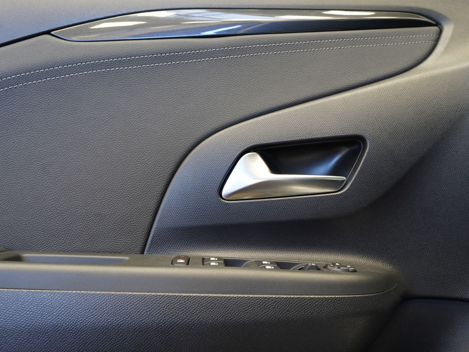 Fahrzeugabbildung Opel Corsa F e Elegance PDC/LED/NAVI/ACC/SOH