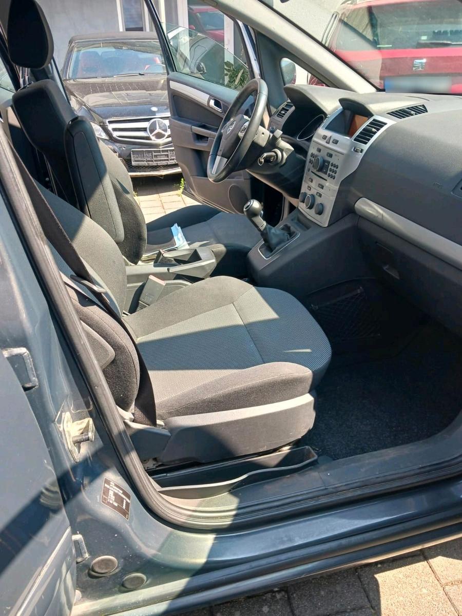 Opel Zafira 2014 — photo 10