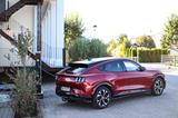 Ford Mustang Mach-E 99 kWh AWD Lucid-Rot Metallic  - Ford Mustang Mach-E aus 2021