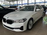 BMW 530 e*Navi*Leder*AHK*LED*PDC*SHZ*DAB*Luftfedern  - mit Hybrid-Antrieb: Weiß, Luftfederung