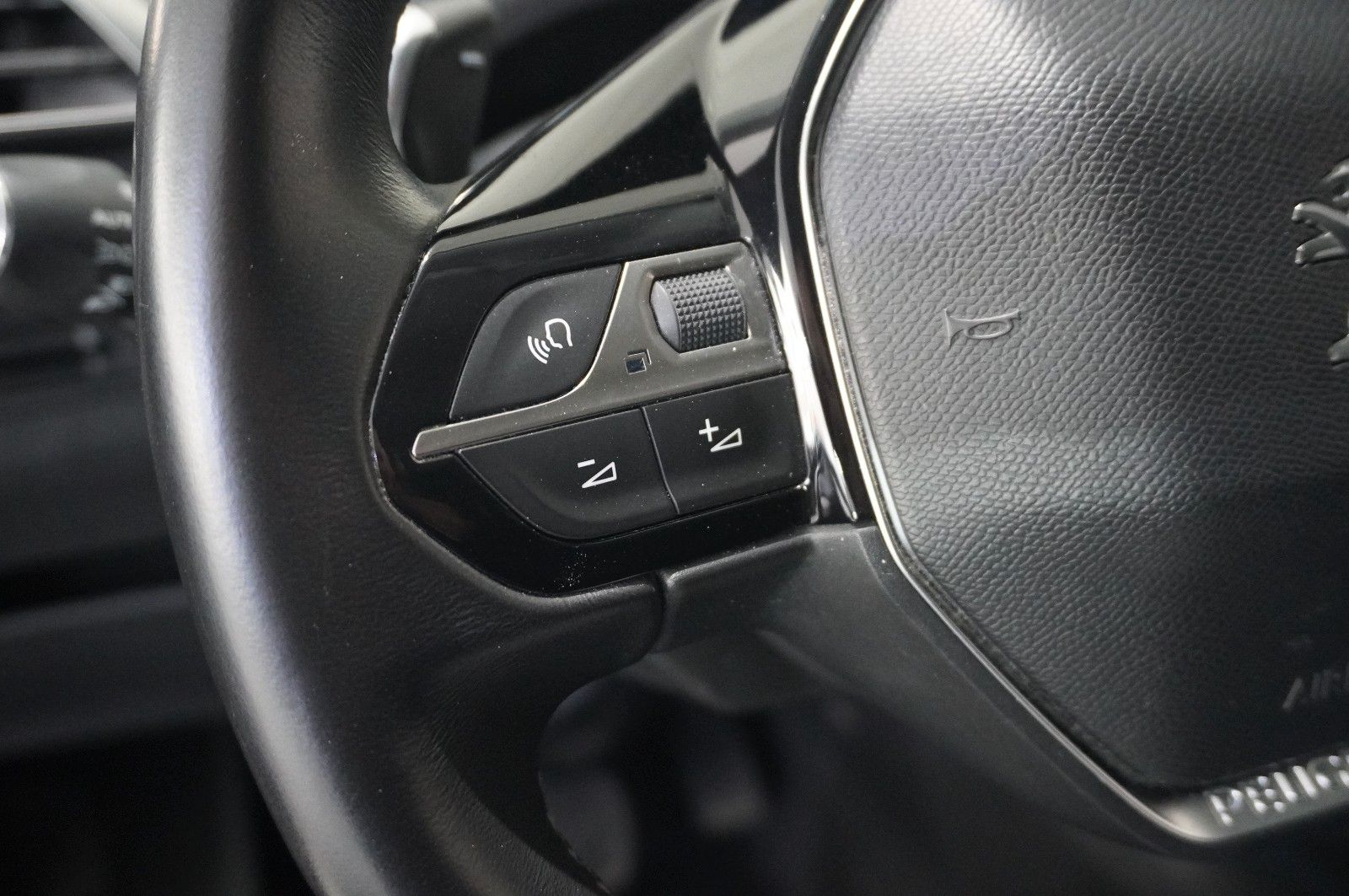 Fahrzeugabbildung Peugeot 3008 1.6D ALLURE NAVI/LED/KAMERA/SHZ/VIRTU./AHK