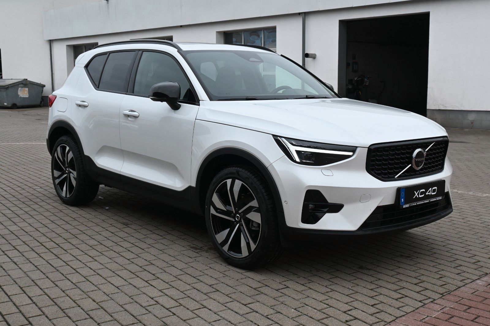 Fahrzeugabbildung Volvo XC40 B4 DKG Ultra Dark*FSHZG*PANO*360°*ACC