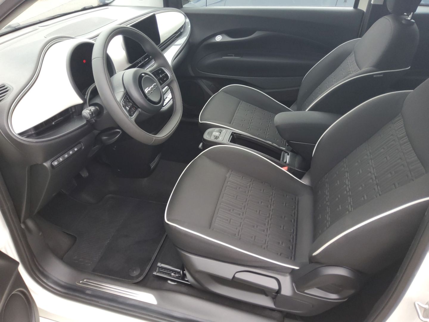 Fahrzeugabbildung Fiat 500e Elektro Komfort und Style Paket