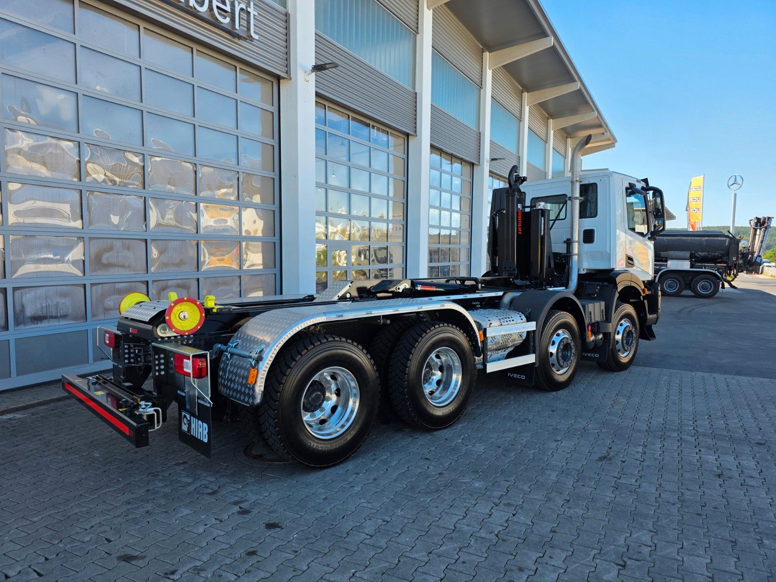 Fahrzeugabbildung Iveco X-Way AD320X46BZ OFF 8x4 Hiab ULT26S53-W-ITF Alu
