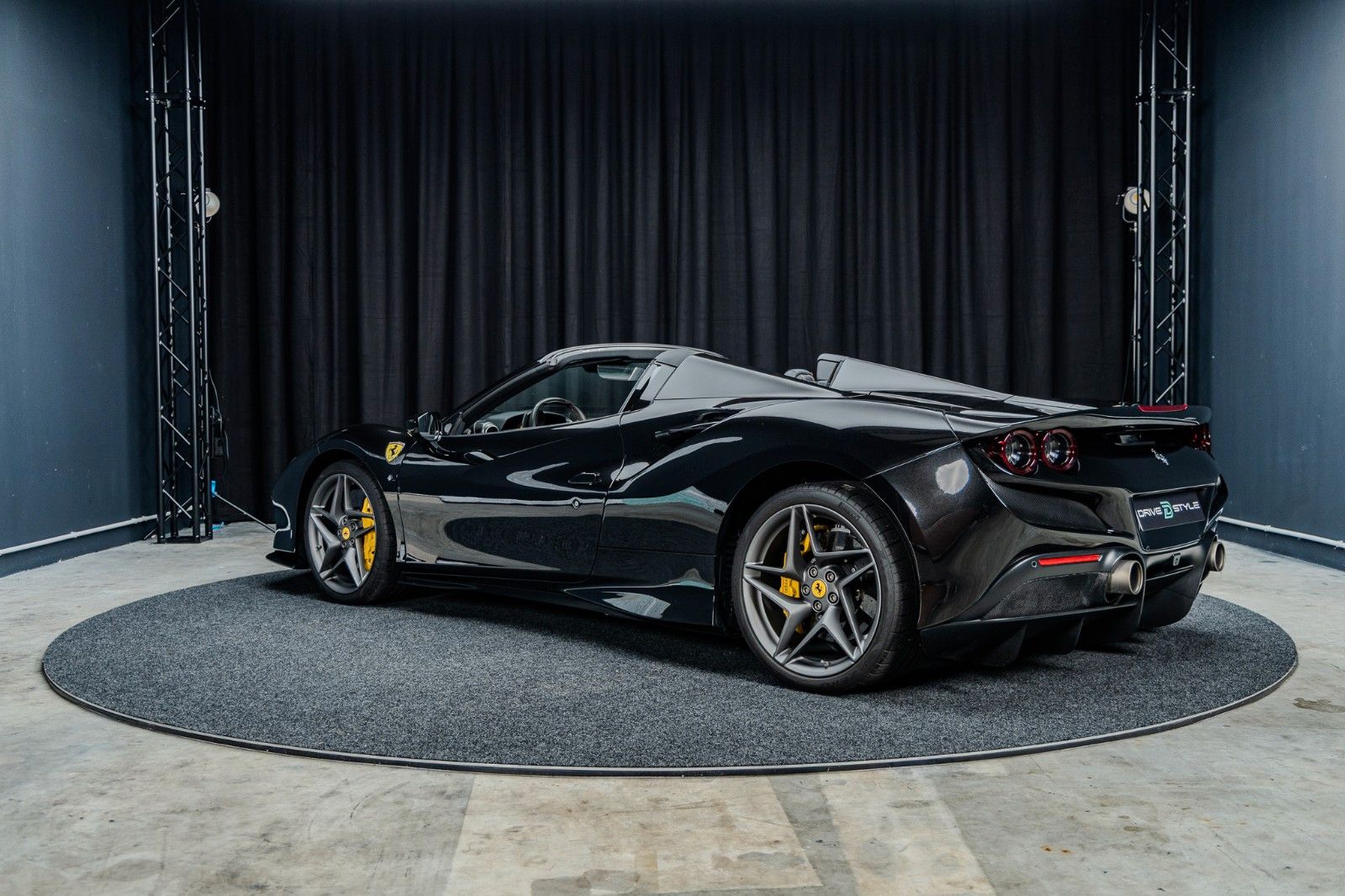 Fahrzeugabbildung Ferrari F8 Spider + Nero Daytona + Carbon + Lift + Garan