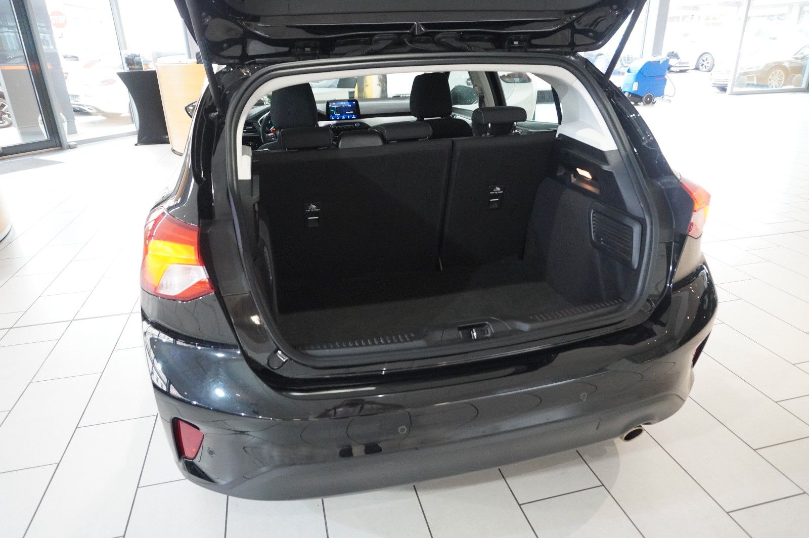 Fahrzeugabbildung Ford Focus Lim. 1.0 COOL & CONN. NAVI/LED/SPORT/SHZ