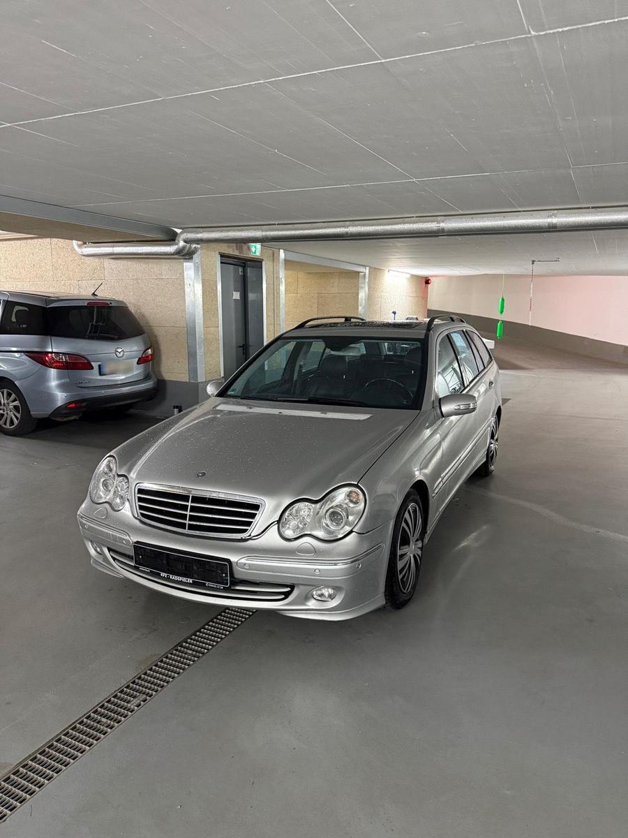 Mercedes-Benz C220 2004 — rear view