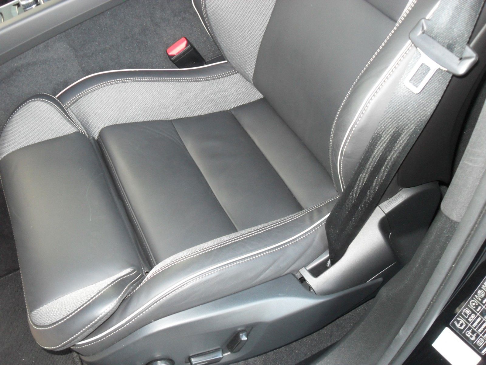 Fahrzeugabbildung Volvo XC 60 B5 Plus Black Edition AWD | Luftfederung