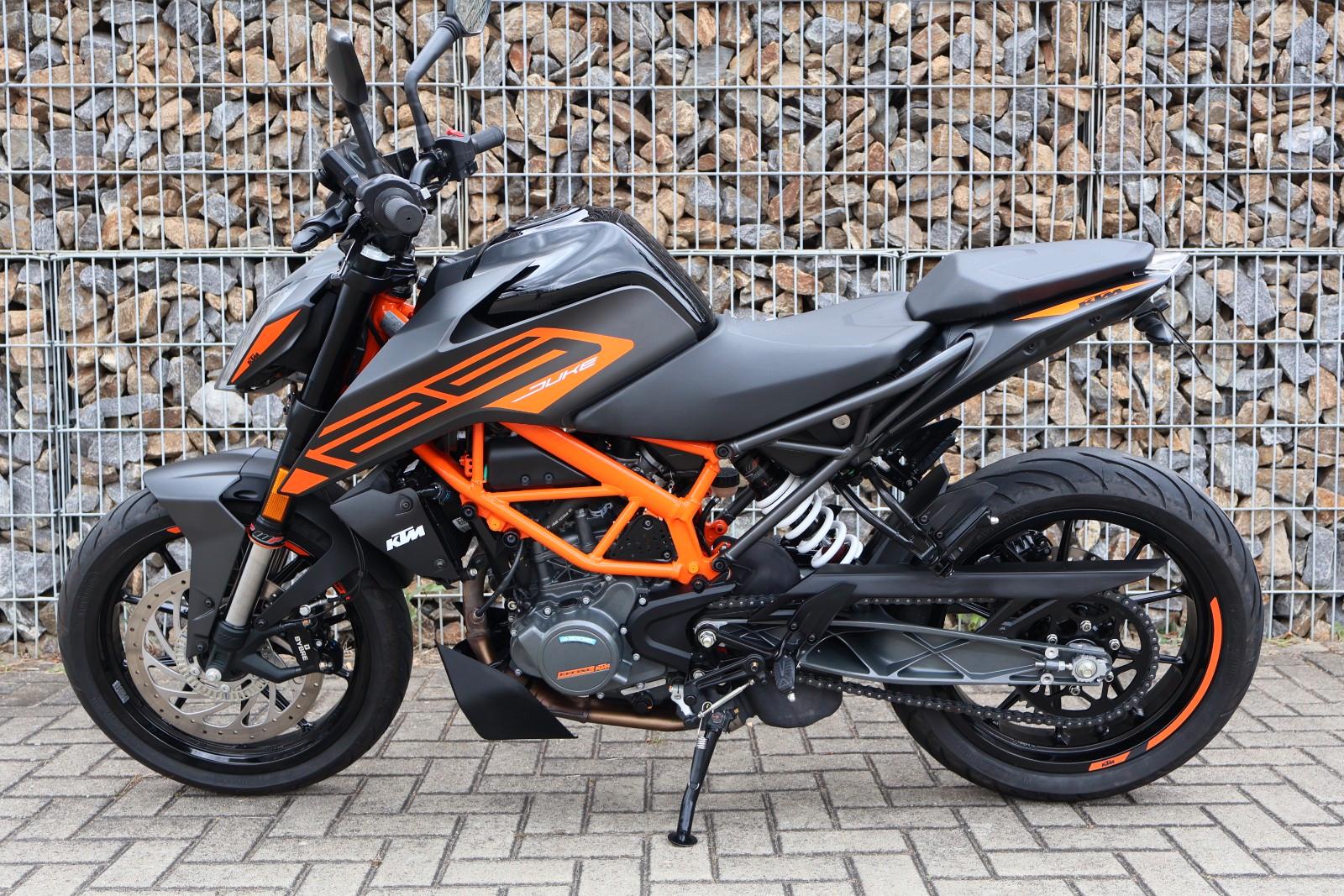 KTM 125 Duke / tiefer / Top Zustand / wenig Km
