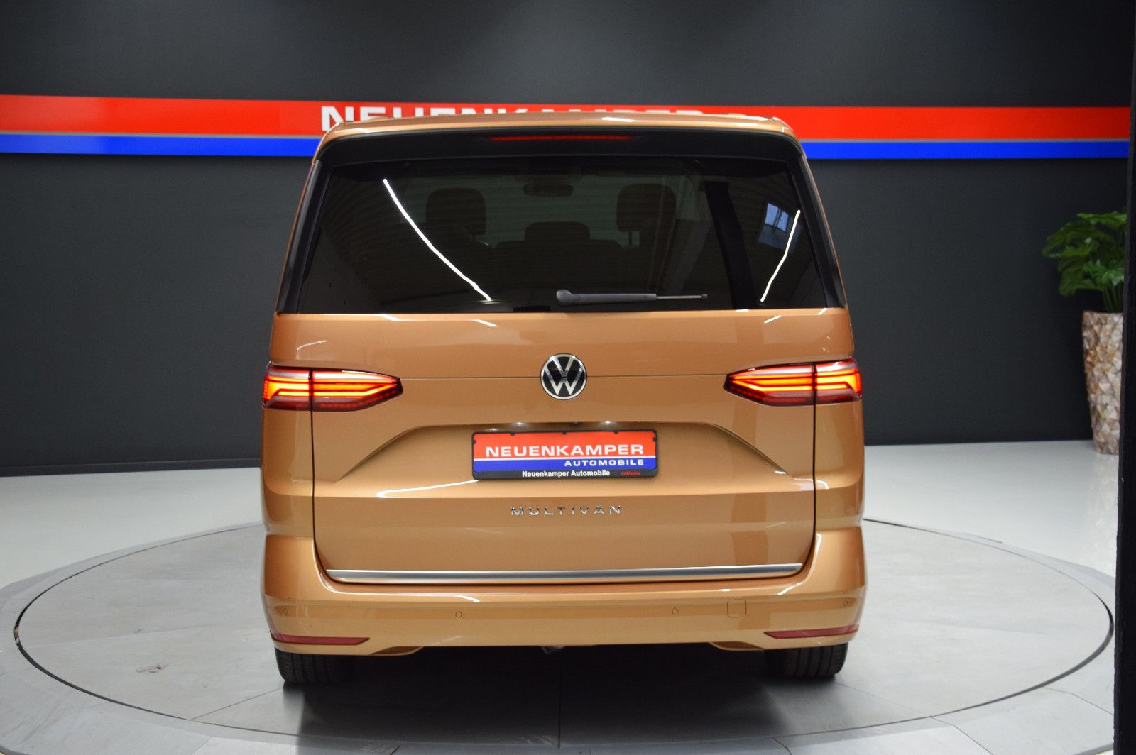 Fahrzeugabbildung Volkswagen T7 Multivan Style Lang Pano HuD h&k Memory AHK