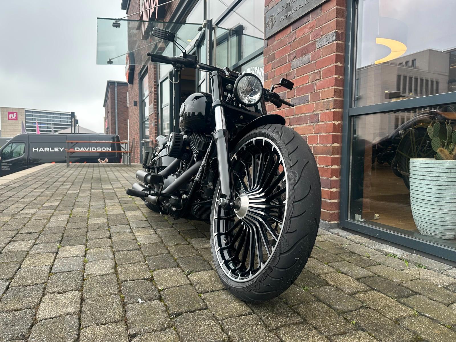 Harley-Davidson Breakout TwinCam 103