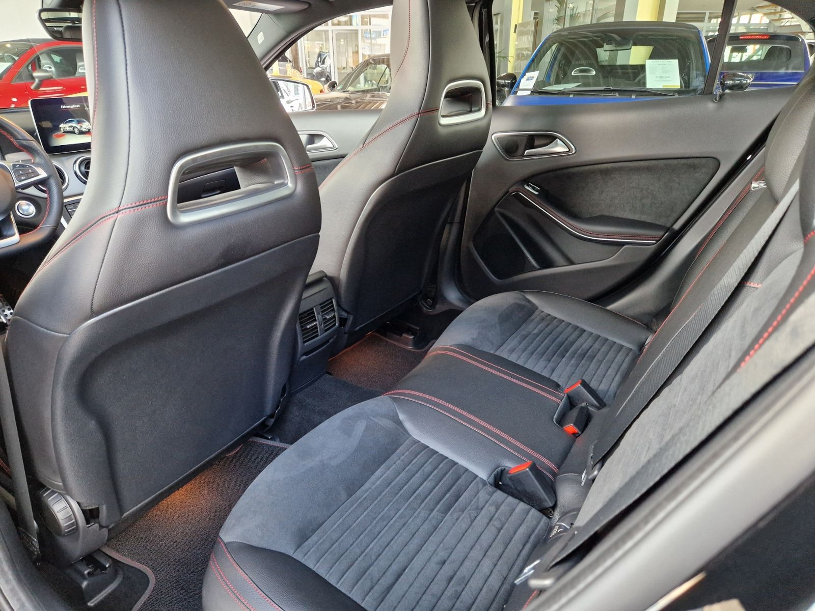 Fahrzeugabbildung Mercedes-Benz GLA 250 4Matic AMG-LINE PANO LED