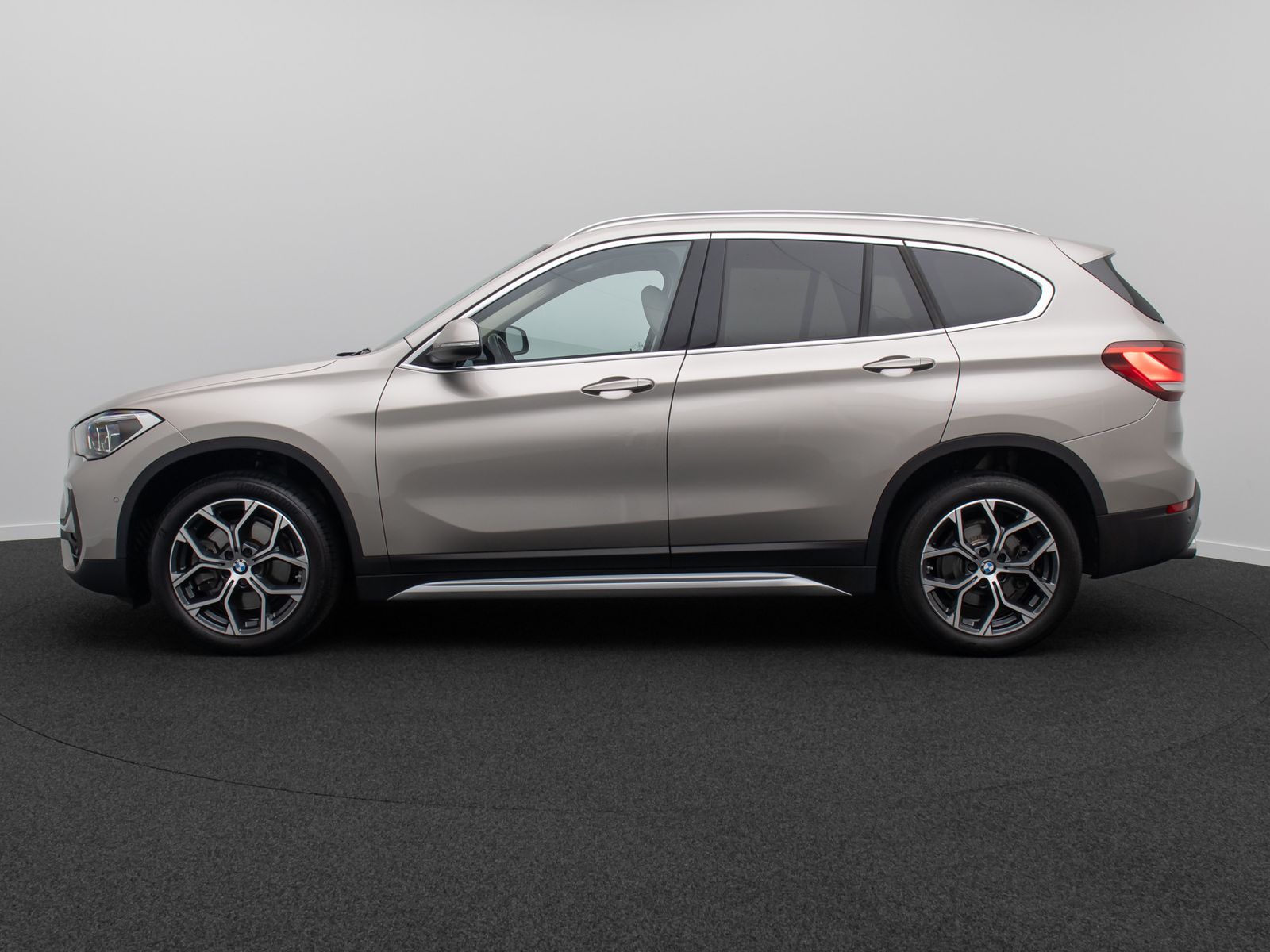 Fahrzeugabbildung BMW X1 sD20i xLine DAB LED M Sportlenkr Leder 18Zoll