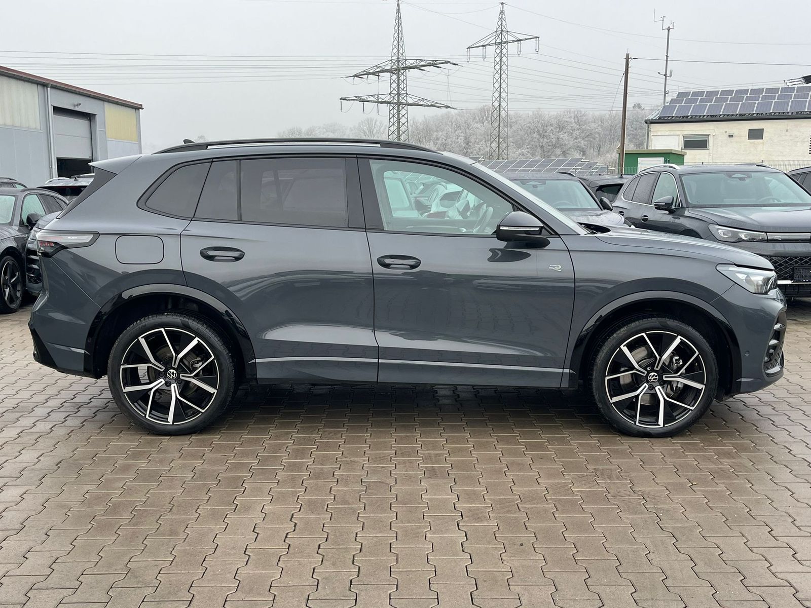 Fahrzeugabbildung Volkswagen Tiguan 2.0 TDI 4M R-Line PANO*H&K*AHK*MATRIX*20"
