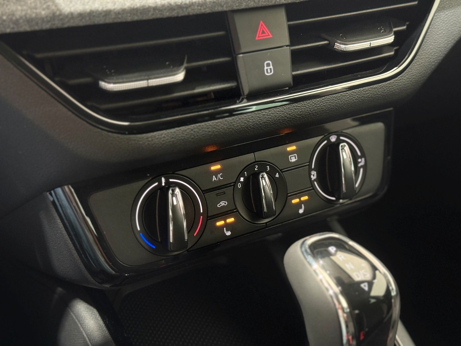 Fahrzeugabbildung SKODA Kamiq 1.0 TSI DSG Selection Black 17" Kamera SHZ
