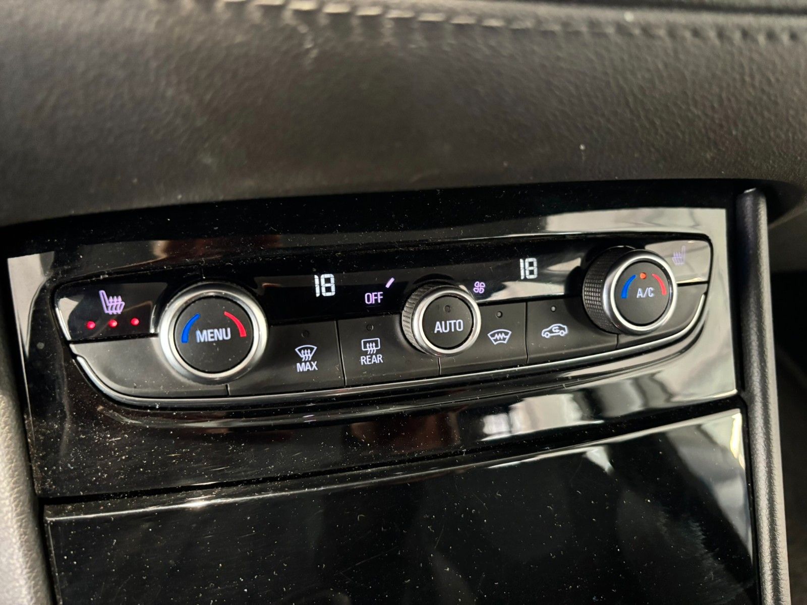 Fahrzeugabbildung Opel Grandland (X) 1.2 INNOV. AHK/NAVI/SHZ/KAMERA/AFL
