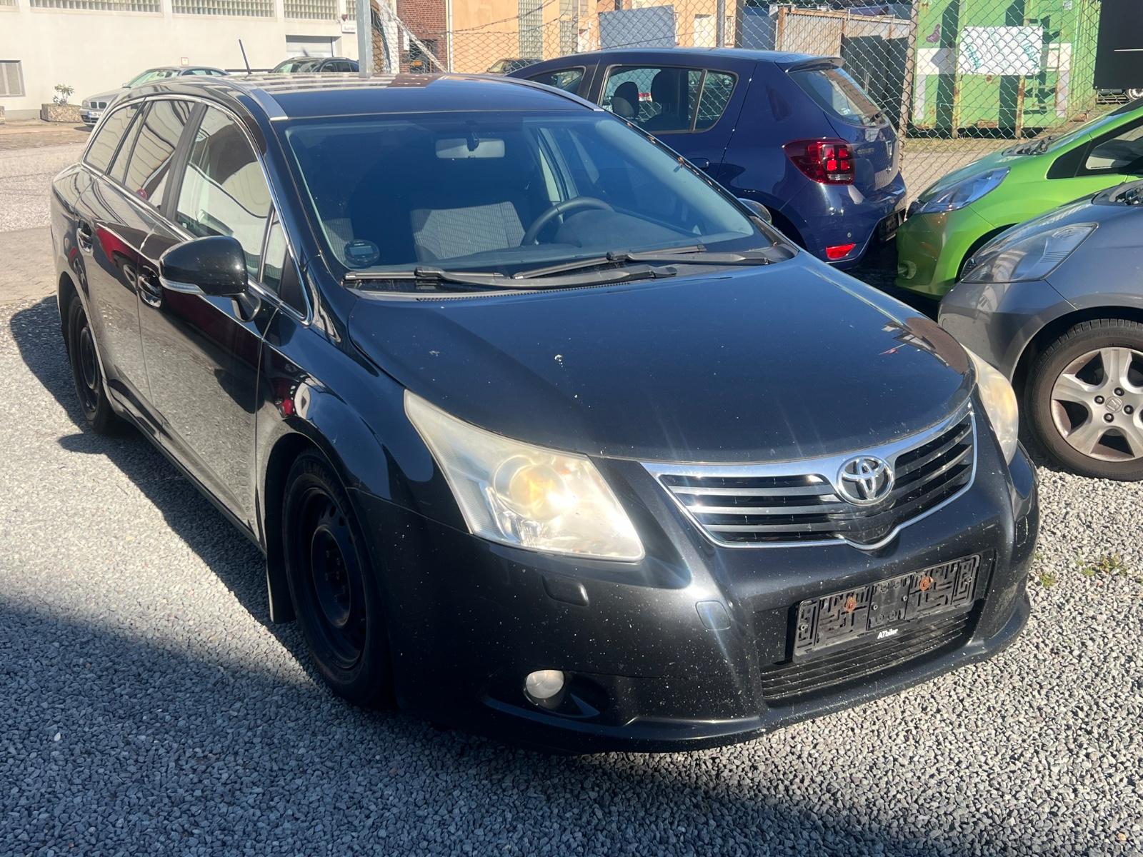 Toyota Avensis 2011 — rear view