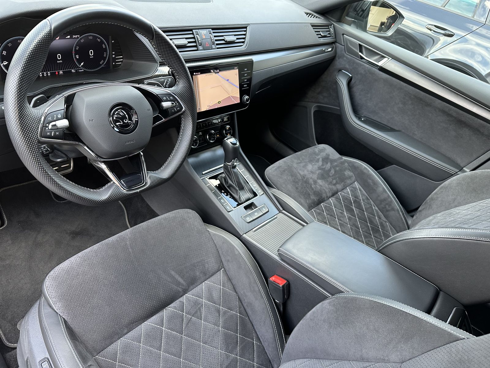 Fahrzeugabbildung SKODA Superb Combi 2.0 TDI DSG Sportline NAV+LED+AHK