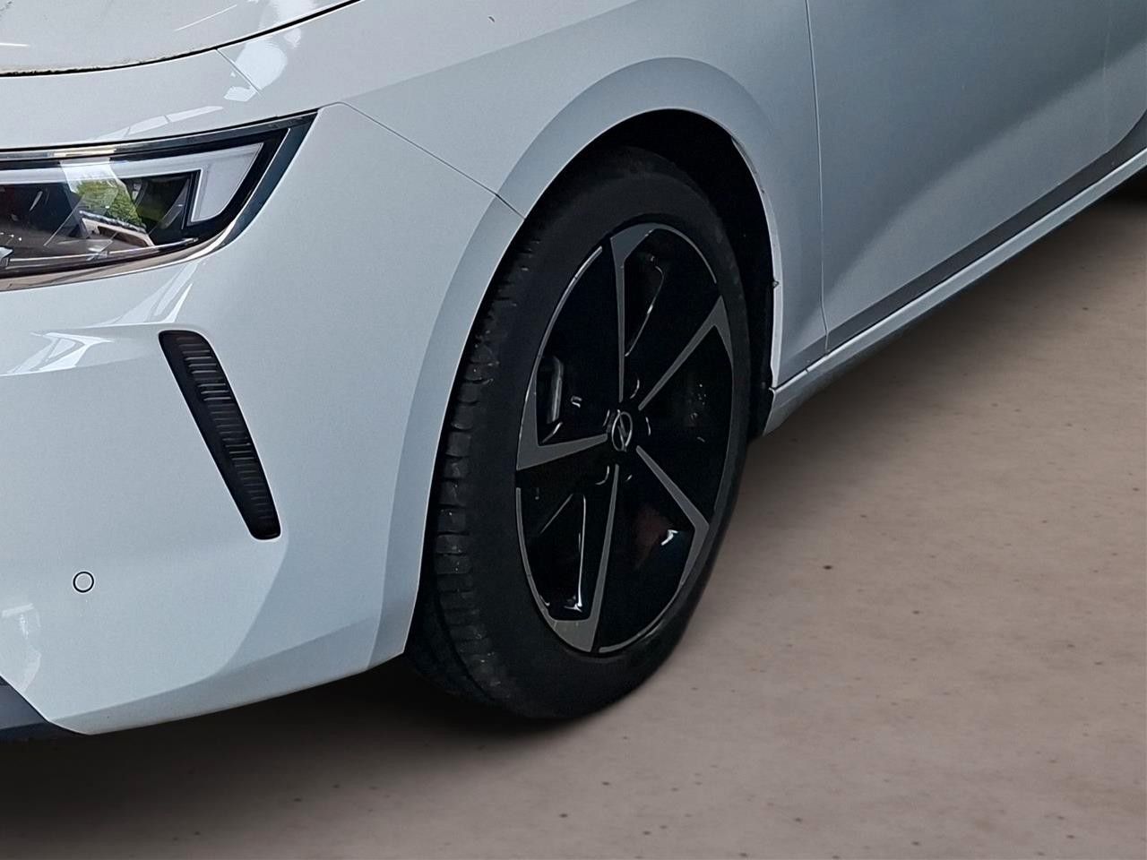 Fahrzeugabbildung Opel Astra L Lim. 1.6 HYBRID ELEGANCE NAVI/LED/KAMERA