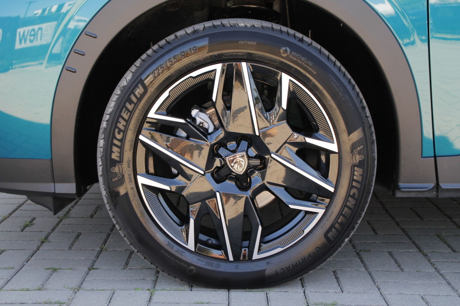 Fahrzeugabbildung Peugeot 3008 Allure Hybrid 145 e-DSC6