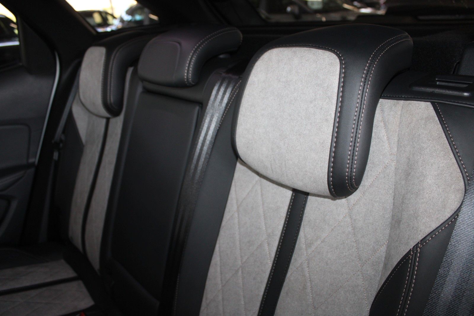 Fahrzeugabbildung Peugeot 3008 HYBRID4 300 e-EAT8 GT Full LED Panodach uvm
