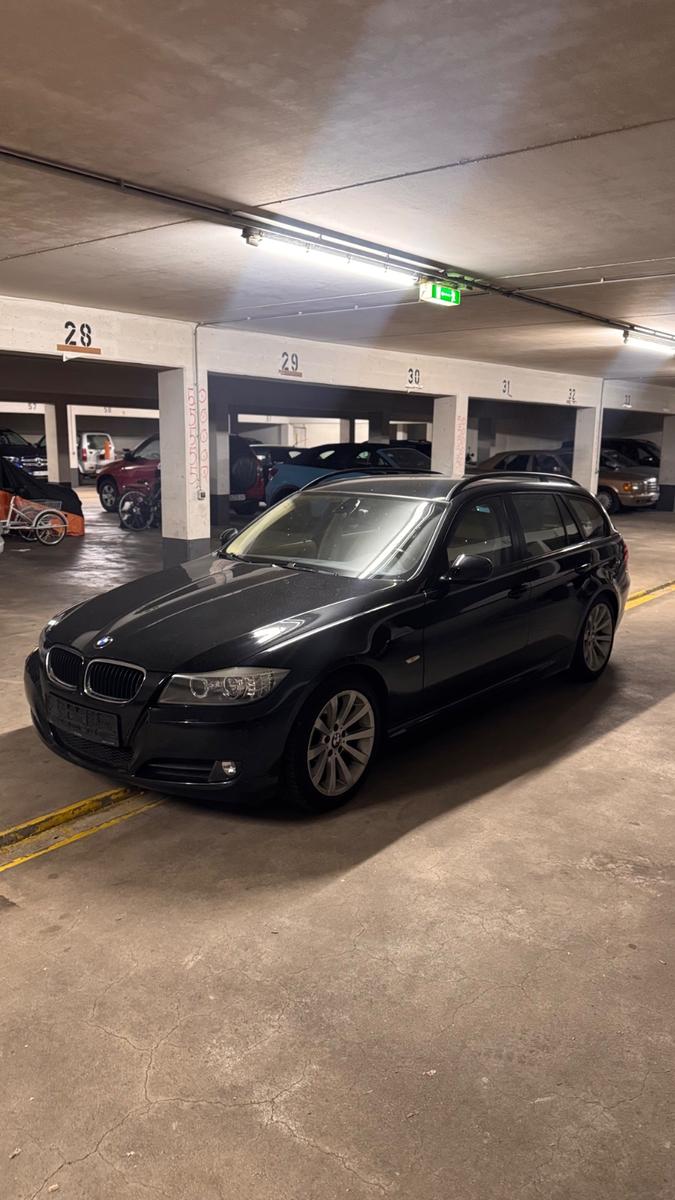 BMW 320 2010 — rear view