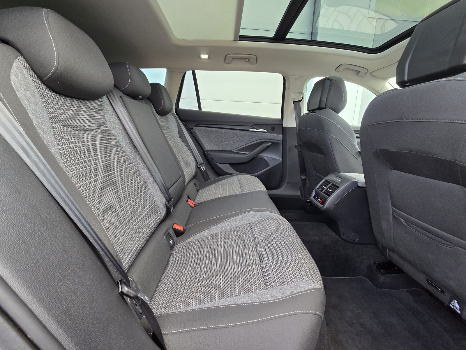 Fahrzeugabbildung SKODA Superb 2.0 TDI 4x4 Selection MATRIX*AHK*PANO*19"