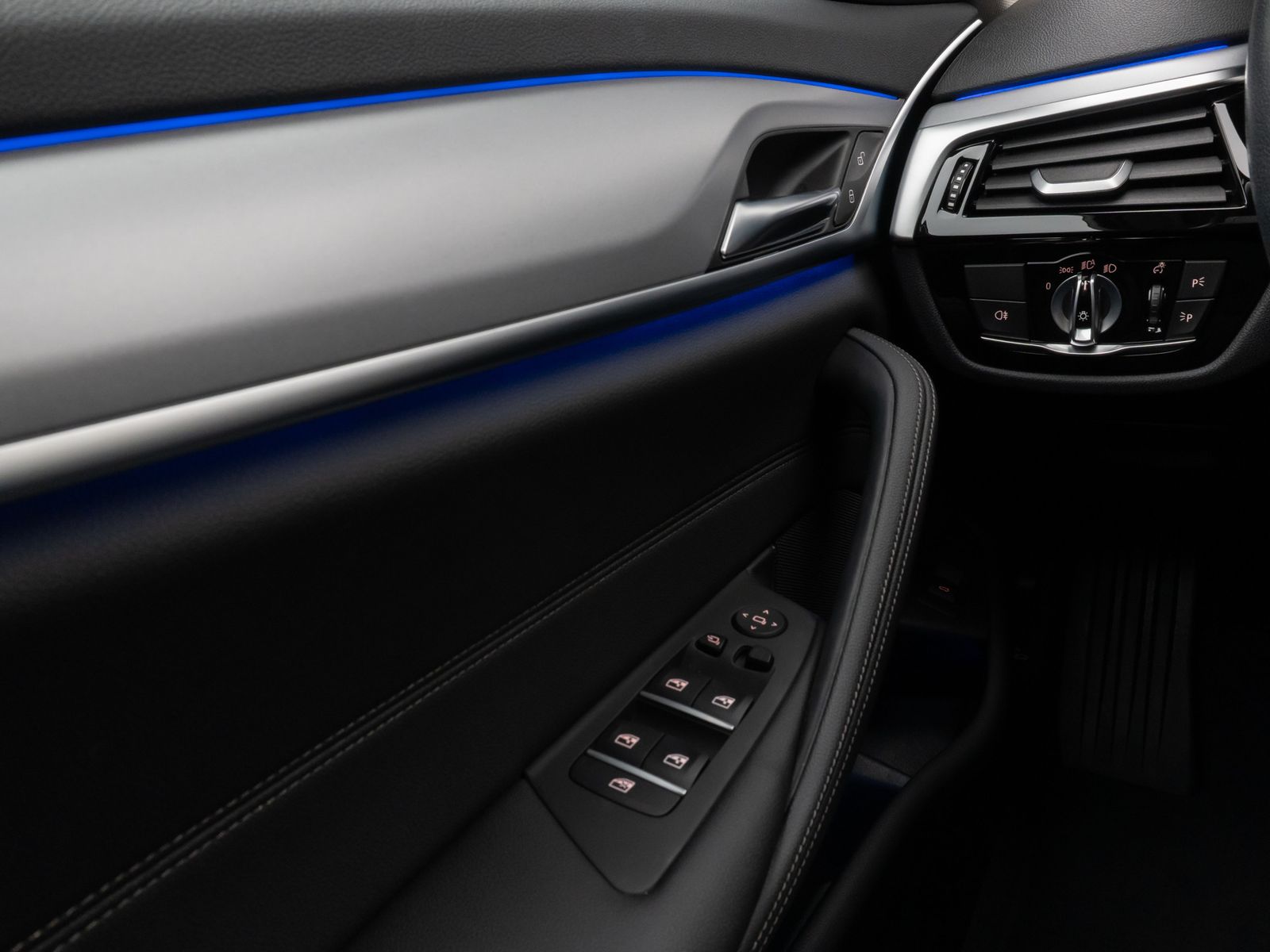 Fahrzeugabbildung BMW 530d xD Kamera HUD 4xKlima Komfort Alarm Sport