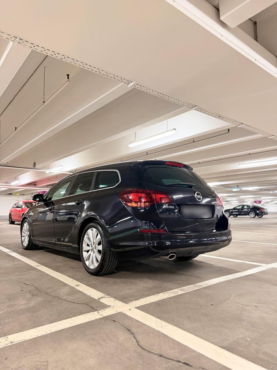 Opel Astra 2011 — photo 6