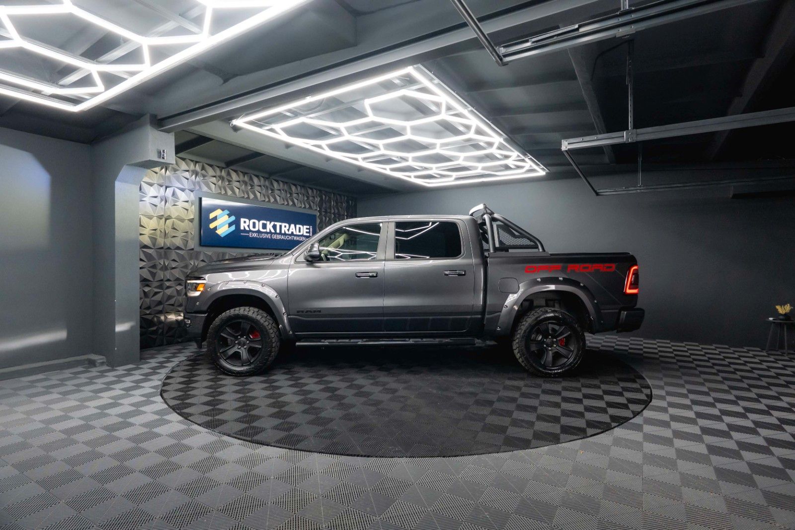 Fahrzeugabbildung Dodge RAM 5.7 V8 HEMI 4x4 OFFROAD NIGHT-Paket LARAMIE