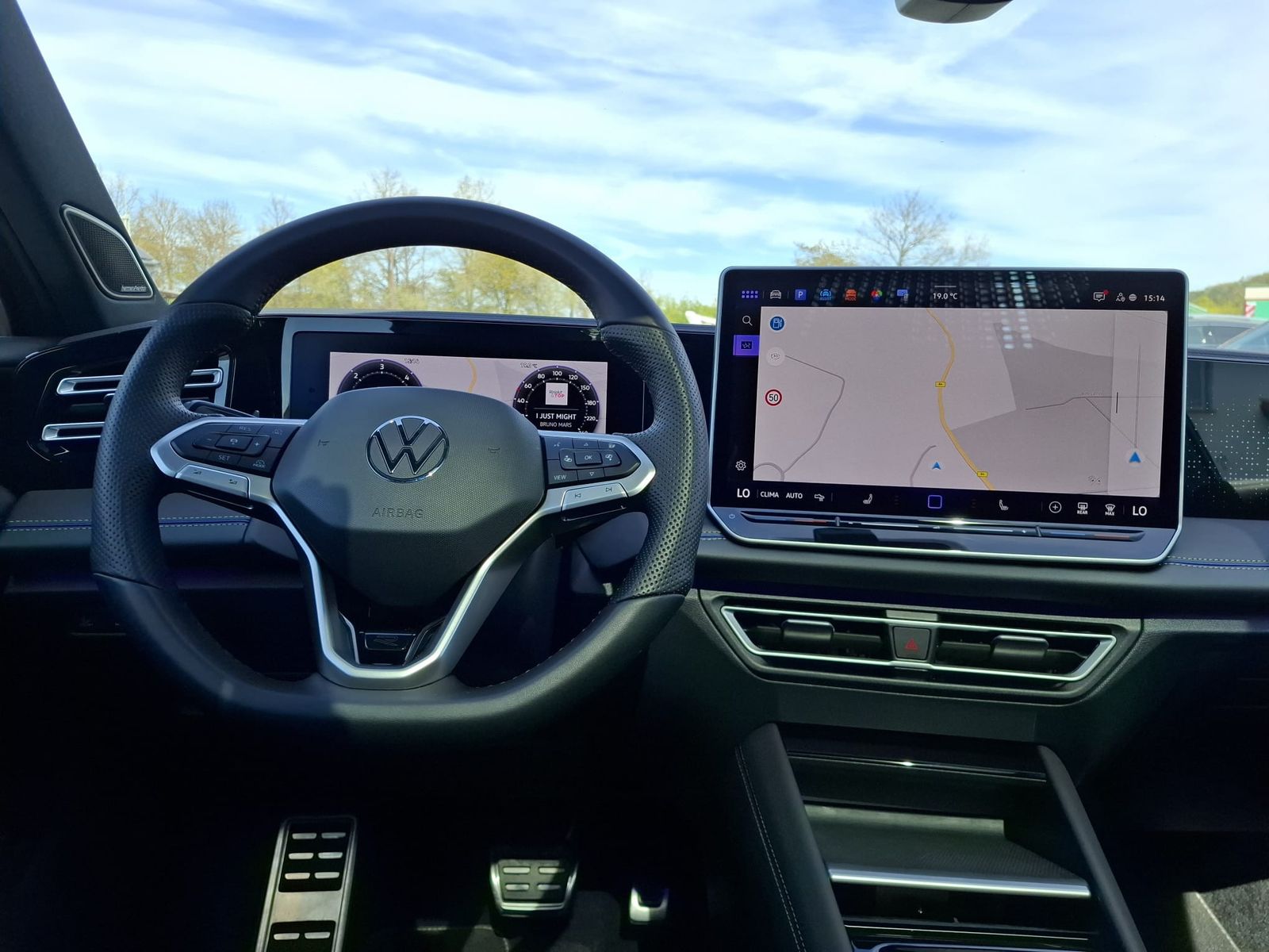Fahrzeugabbildung Volkswagen Tiguan 2.0 TDI R-Line 4M Pano*Black*Matrix*AHK