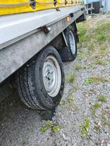 Saris offener Kasten mit Planenaufbau - Saris Pkw-Anhänger