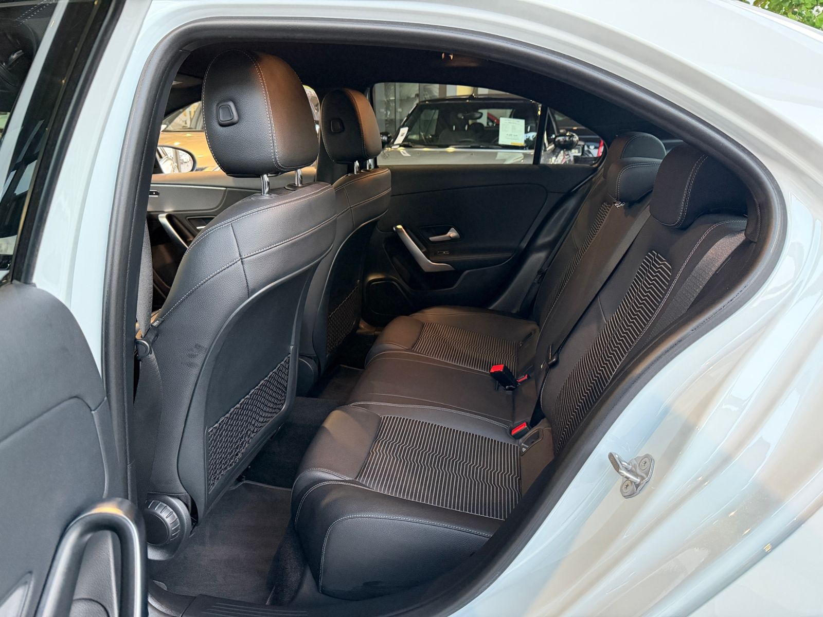 Fahrzeugabbildung Mercedes-Benz A 200 Limousine Progressive NIGHT 360° DIST