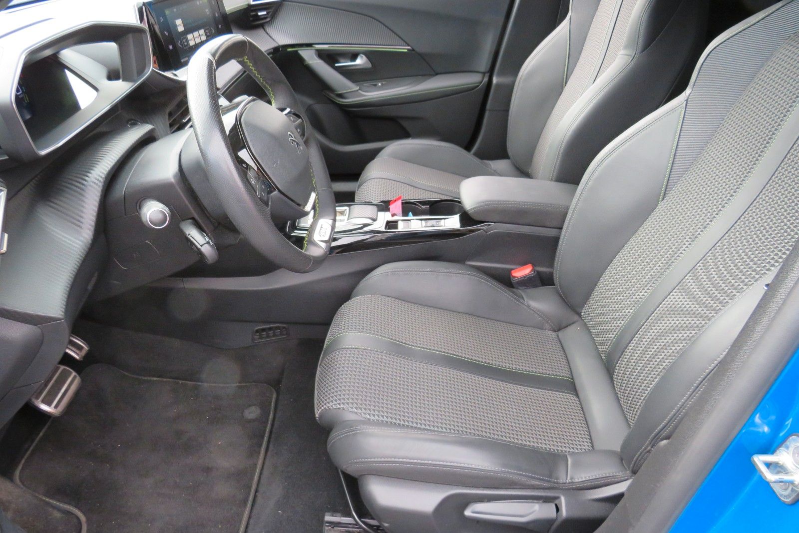 Fahrzeugabbildung Peugeot 2008 e- GT SITZH. NAVI KAMERA PDC 1.HD