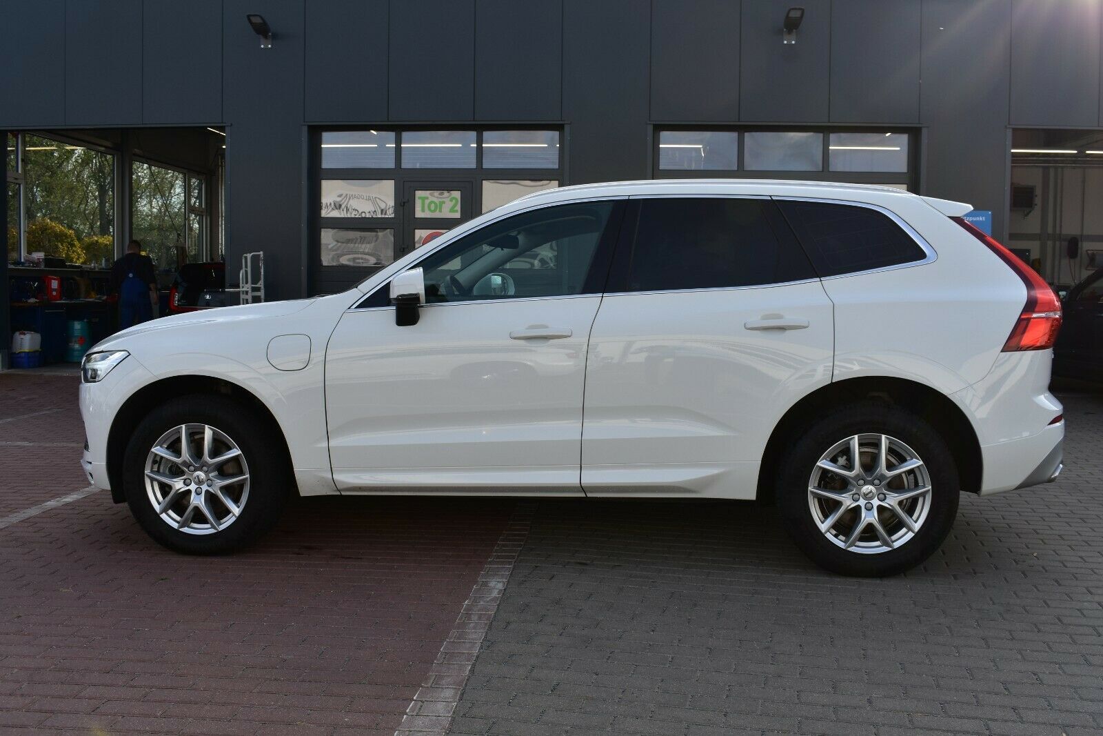 Fahrzeugabbildung Volvo XC60 T8 Twin Engine AWD Momentum*PANO*LUFT*STHZG