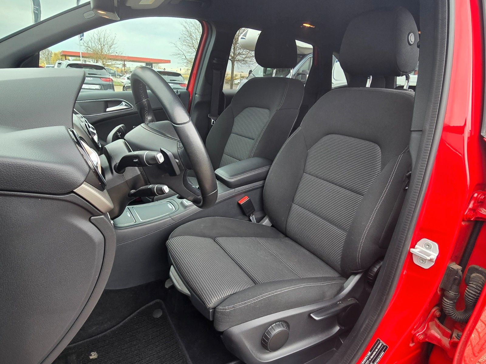 Fahrzeugabbildung Mercedes-Benz B-Klasse 180 Navi PDC Winterräder