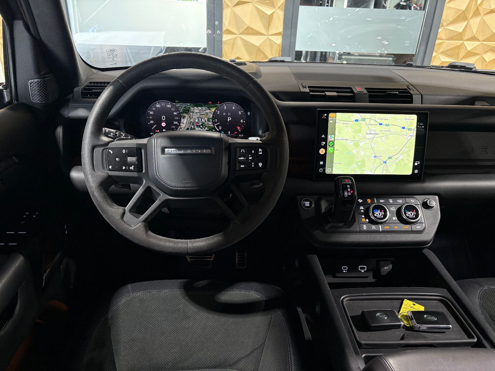 Fahrzeugabbildung Land Rover Defender 110 V8/PANO/ACC/HEAD-UP/360°/APPLE/AMBI