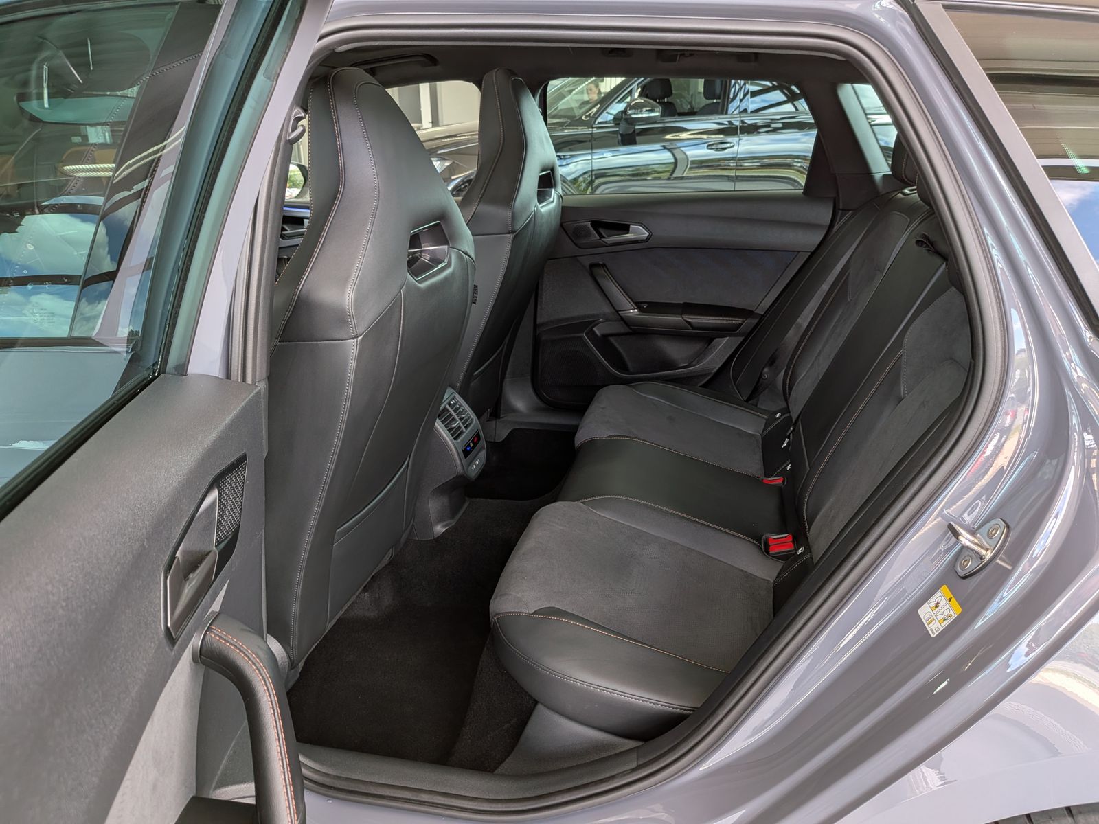 Fahrzeugabbildung CUPRA Leon 1.5 eTSI DINAMICA MATRIX ACC PANO AHK 5J-Ga