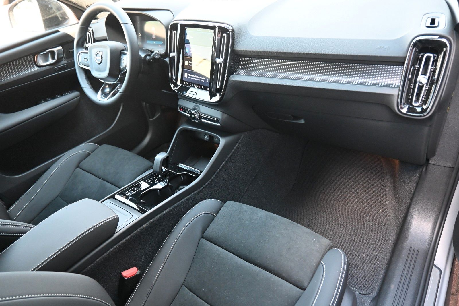 Fahrzeugabbildung Volvo XC40 B4 DKG Plus Dark*FSHZG*H&K*ACC*AHK