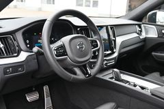Fahrzeugabbildung Volvo XC60 B5 AWD R-Design *STHZ*HU*Pano*Massage*B&W*