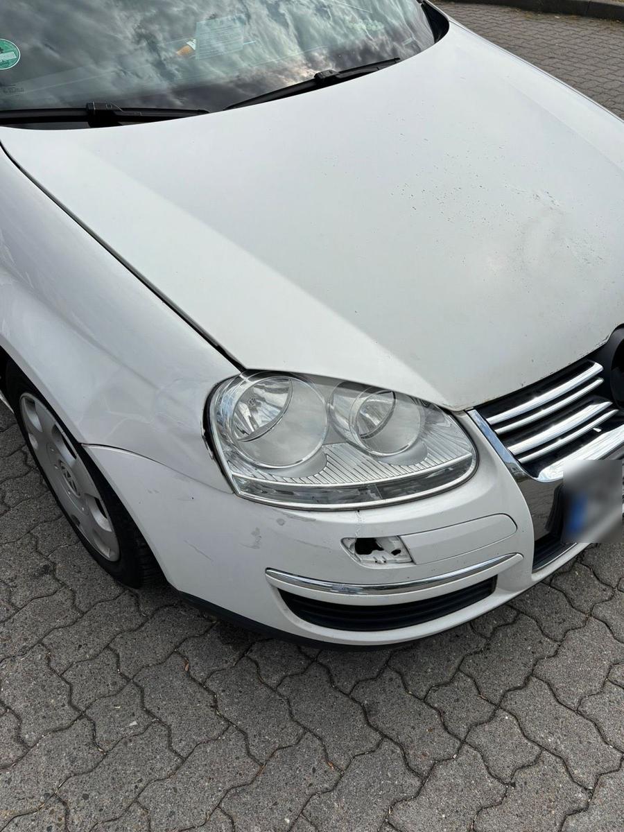 Volkswagen Golf 2009 — interior