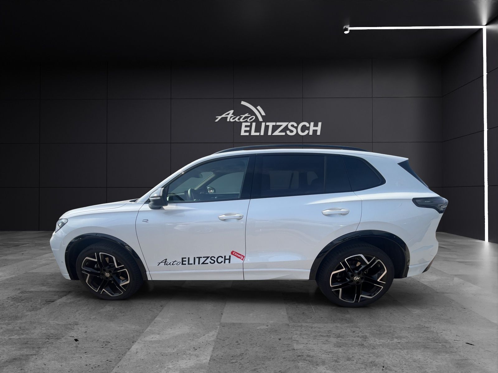 Fahrzeugabbildung Volkswagen Tiguan TDI R-Line 4M DSG MATRIX AHK PANO 20" NAV