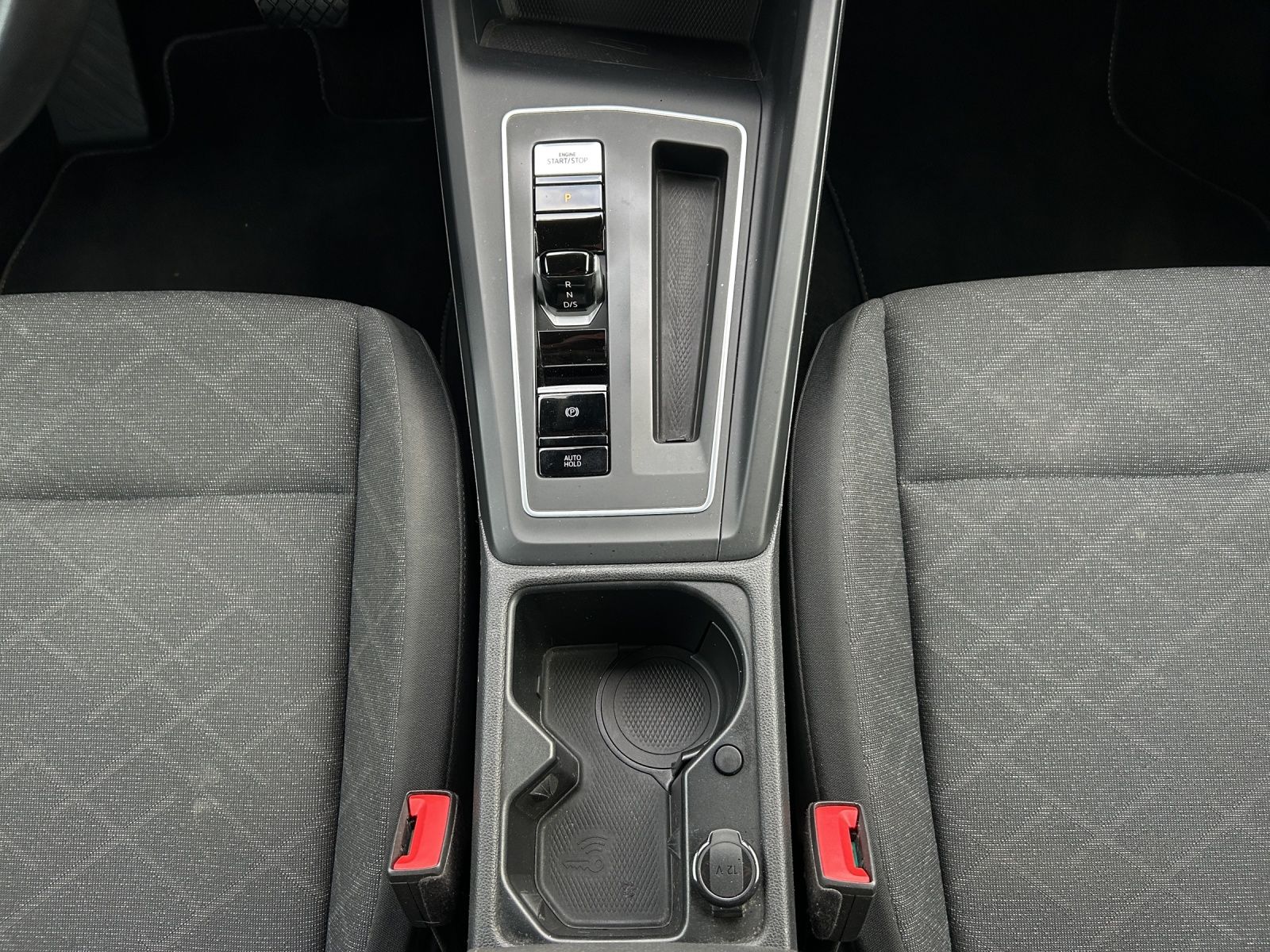 Fahrzeugabbildung Volkswagen Golf VIII Life TDI DSG LED ACC SH PDC Navi AID D