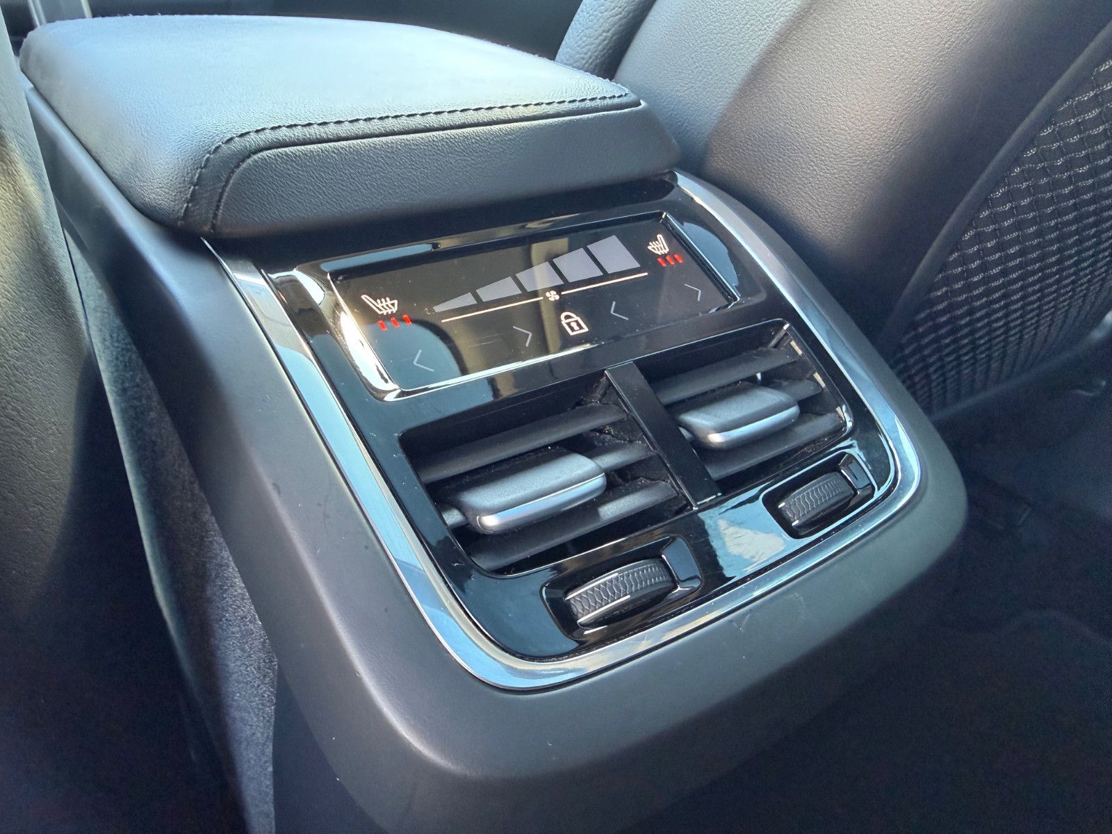 Fahrzeugabbildung Volvo XC60 B5 D Ultimate Dark AWD*STHZG*PANO*360°*ACC