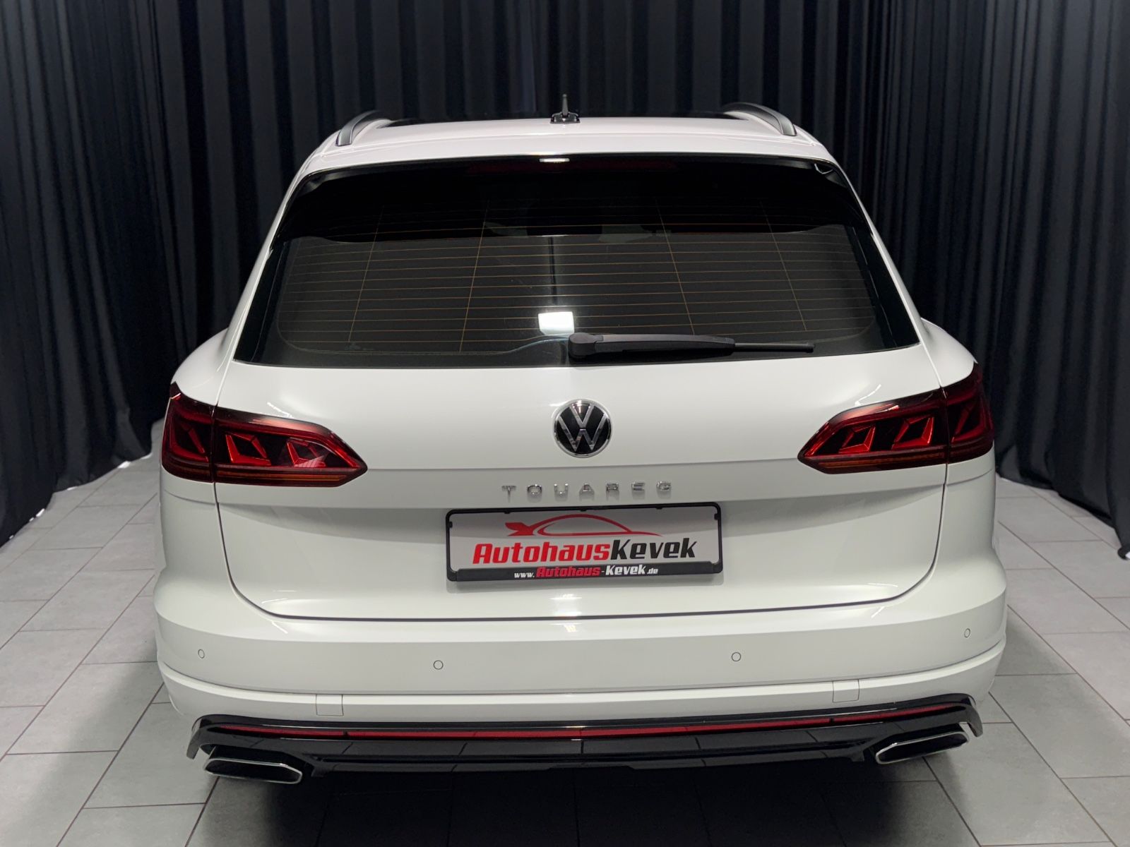 Fahrzeugabbildung Volkswagen Touareg 4.0 V8 TDI RLine|4Motion|MASSAGE|AHK|DYN