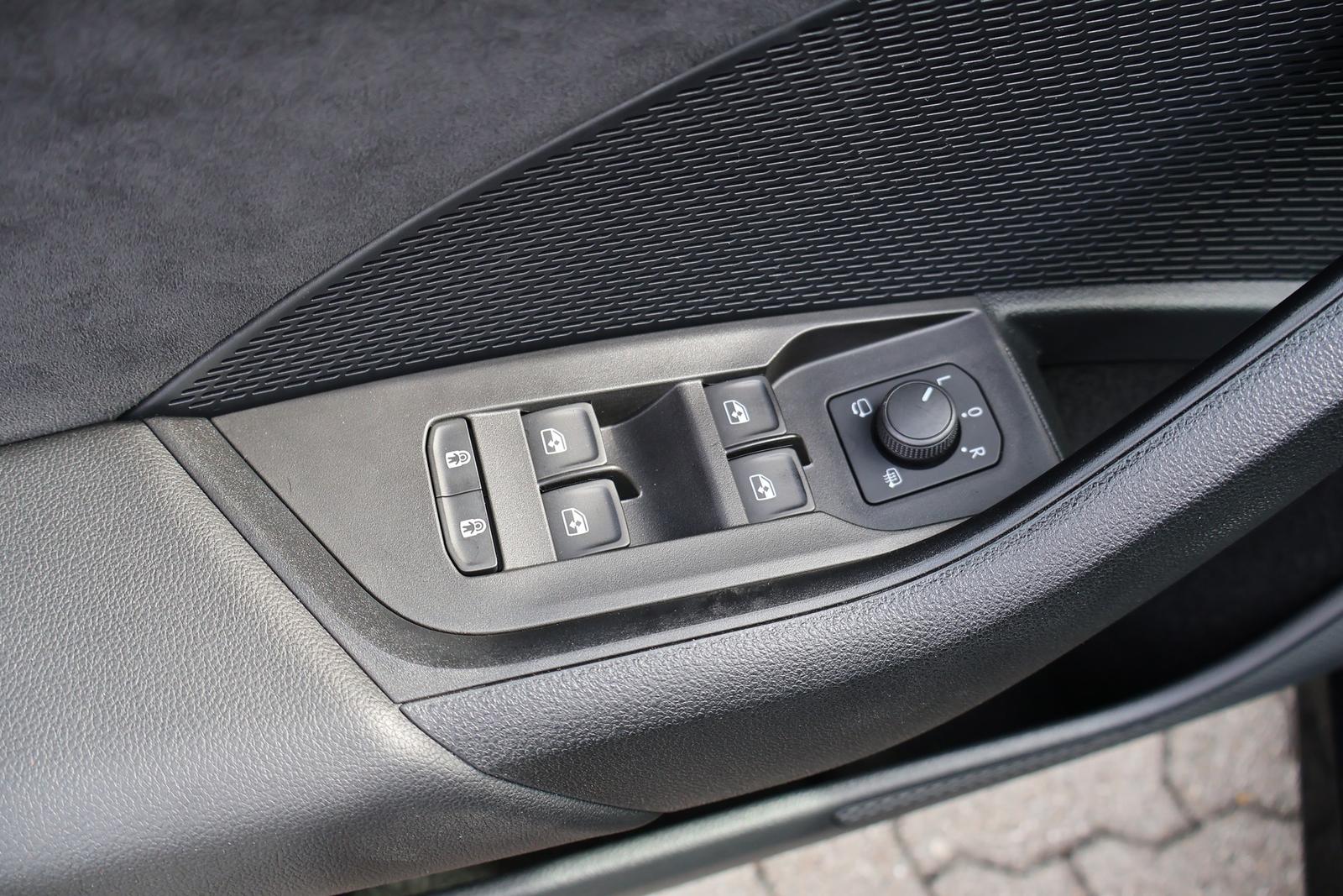 Skoda Octavia Combi 2.0 RS DSG LED Navi Sitzheizung