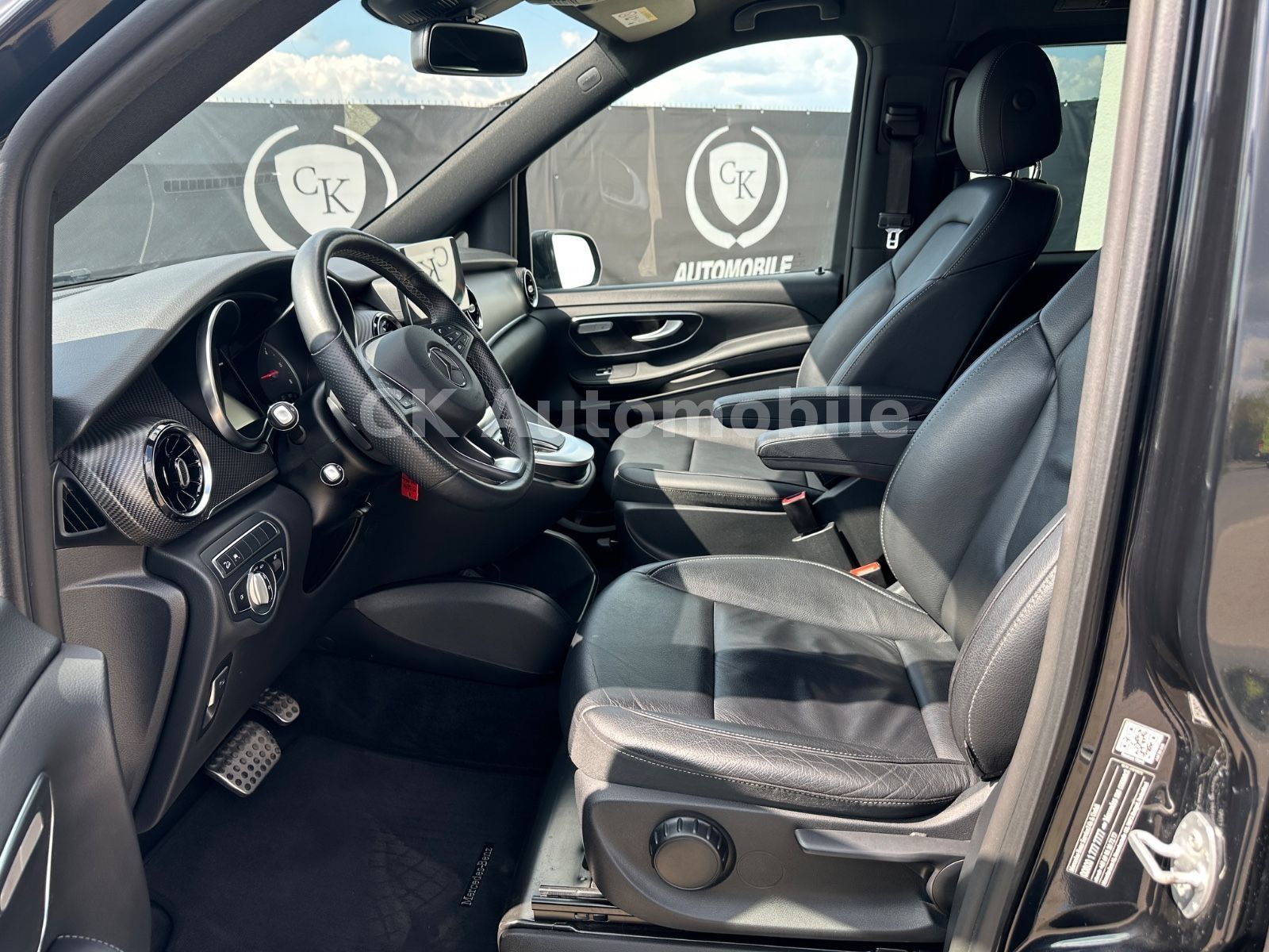 Fahrzeugabbildung Mercedes-Benz V 300d 4 Matic AVANTGARDE AMG-Line/6 Sitze/Pano