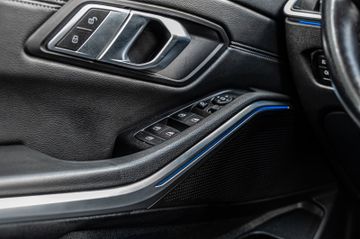 Fahrzeugabbildung BMW 330i Lim. Sport Line|KAMERA|AUTOMATIK|DISPLAYKEY